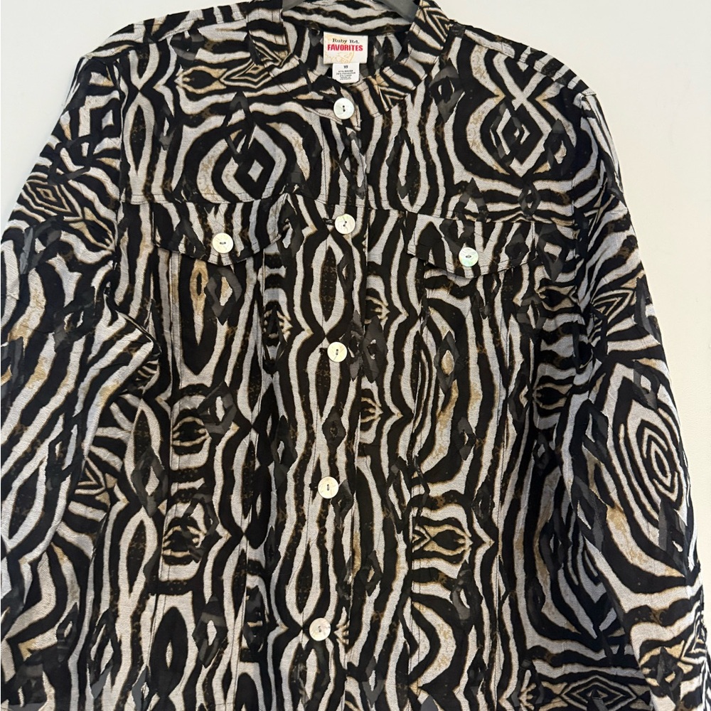 Ruby Rd. Black and Cream Abstract Print Crop Top